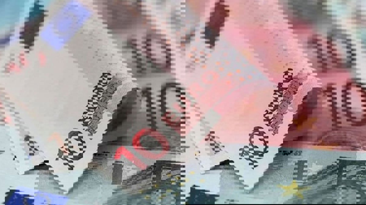 اليورو يتراجع متأثرا بالأزمة السياسية الإيطالية