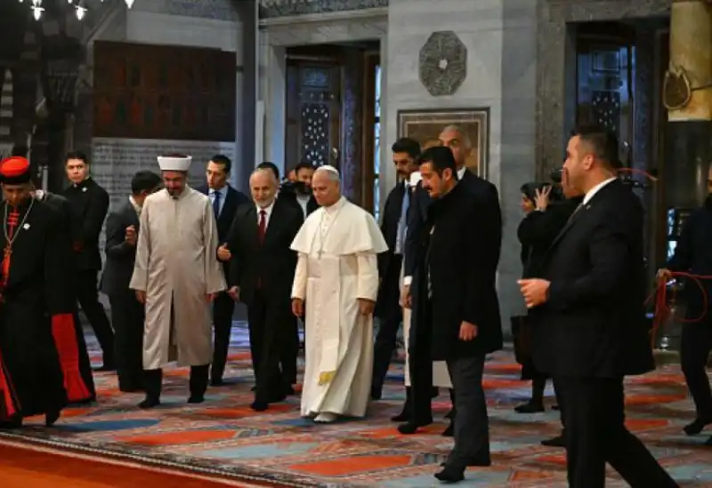 البابا يزور الجامع الأزرق في اسطنبول