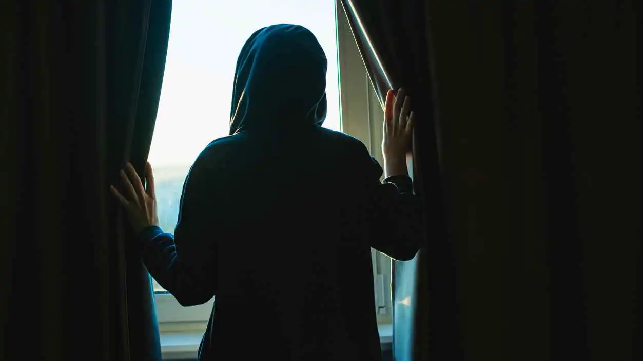 هزت الإسكندرية.. مصرية تنهي حياتها في "بث مباشر"