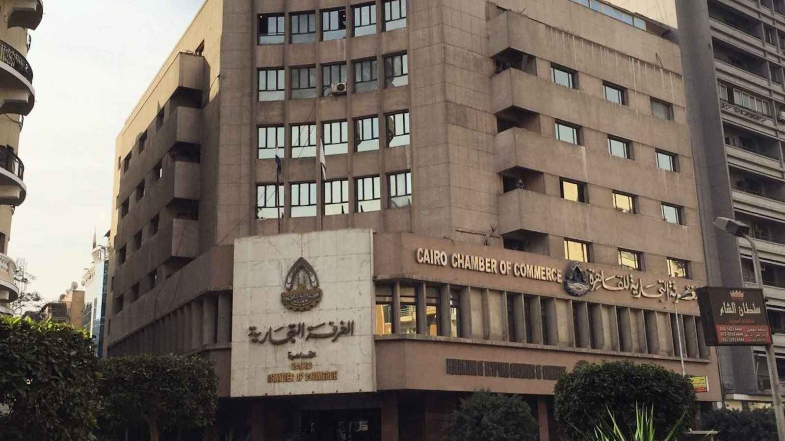 مصر.. ما صحة فرض ضريبة على الهواتف الواردة من الخارج؟