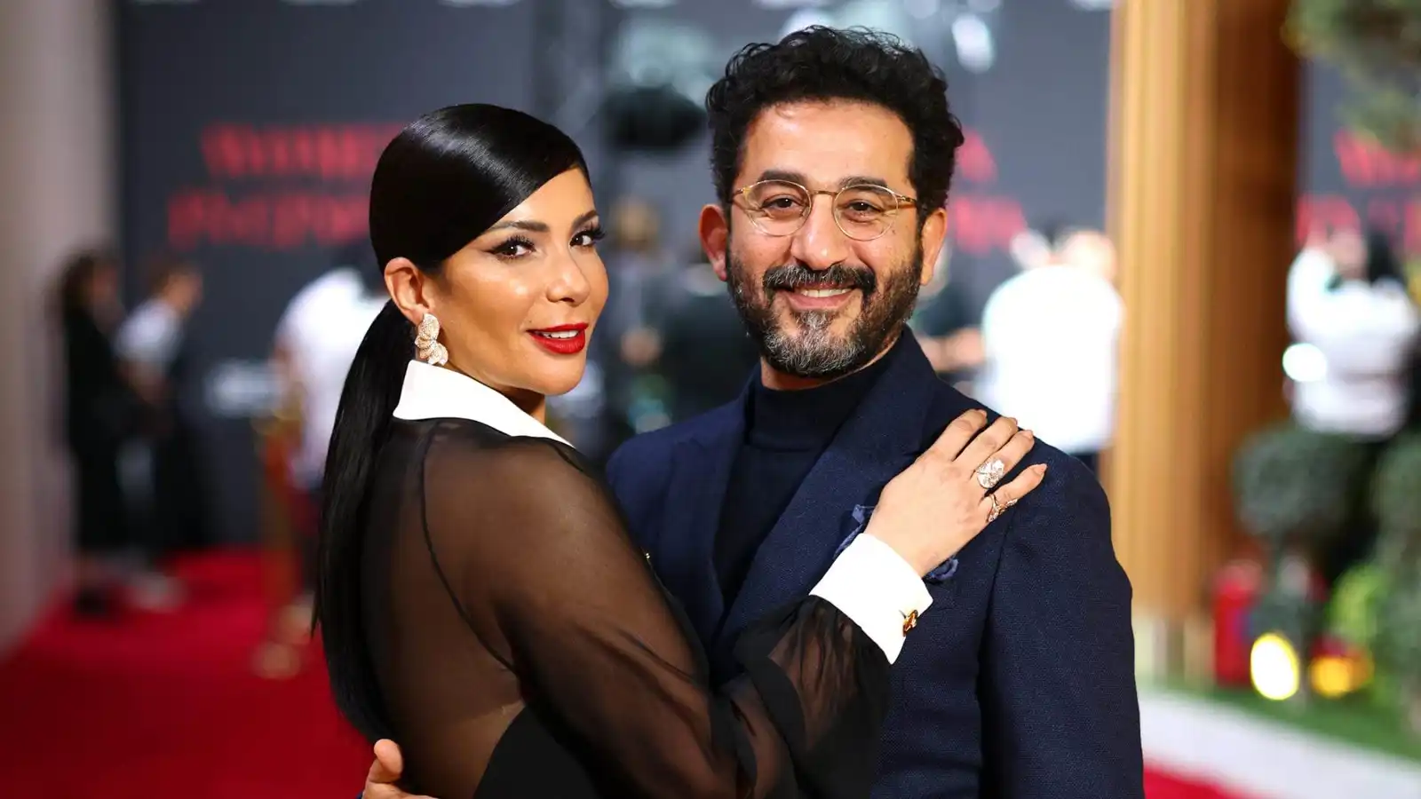 منى زكي تُنهي جدل شائعات انفصالها عن أحمد حلمي