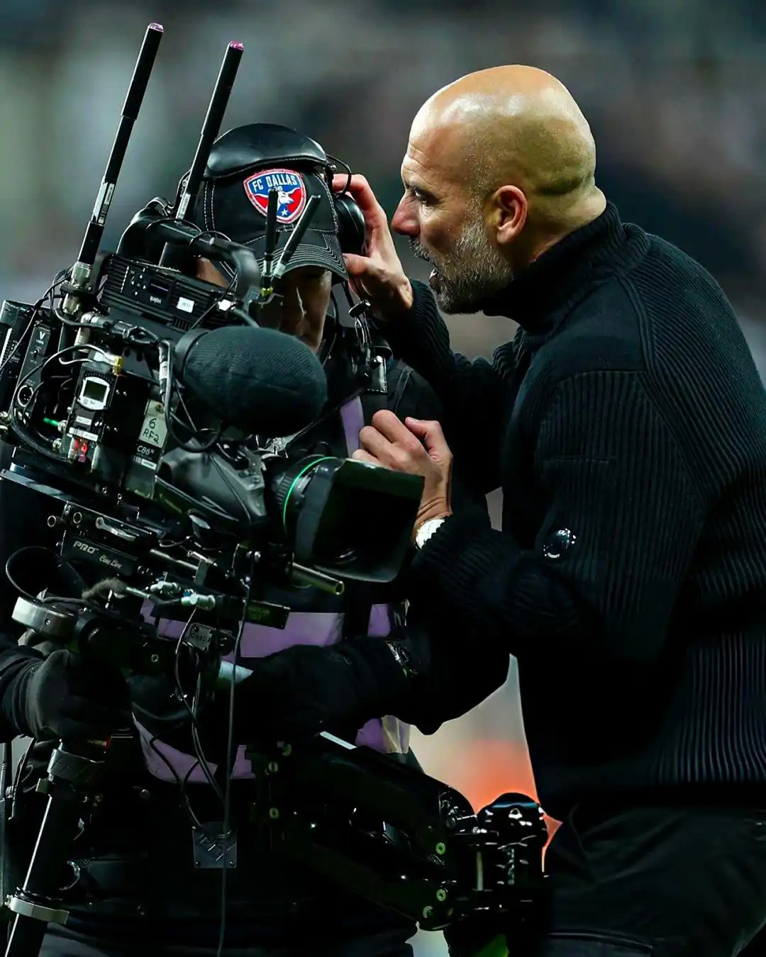 غوارديولا مع مصور تليفزيوني