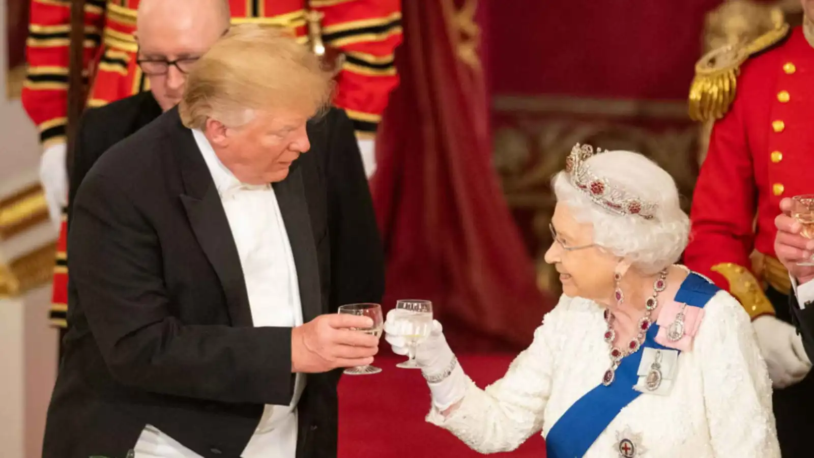 كيف حاول ترامب "استنطاق" الملكة إليزابيث بشأن هاري وميغان؟