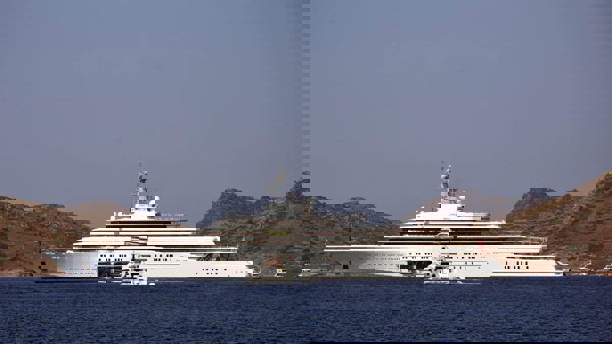 يخت الملياردير الروسي أبراموفيتش يهيم في البحر بحثا عن وجهة آمنة