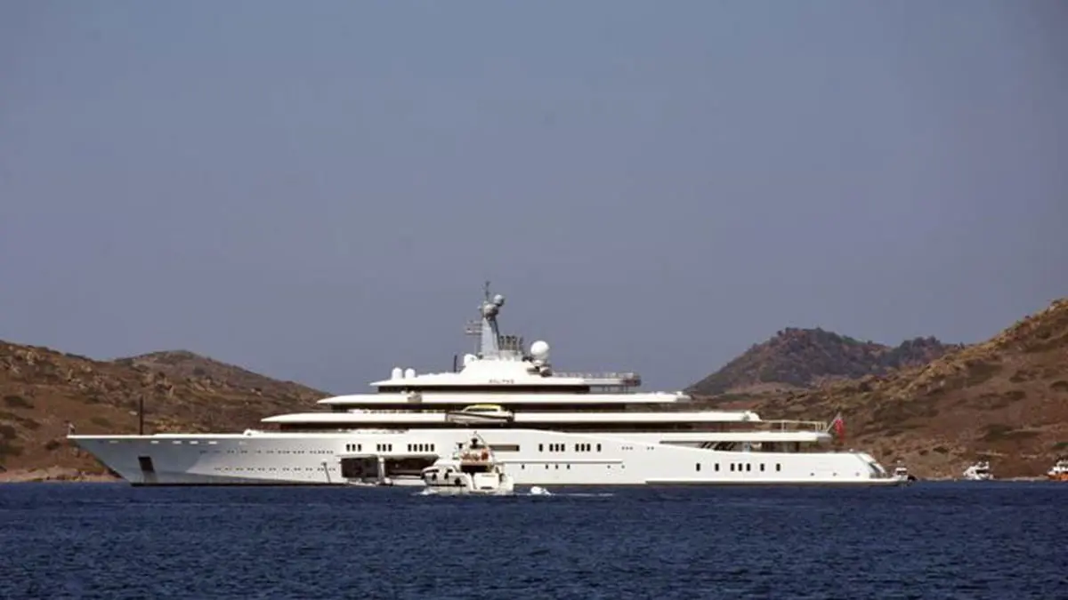 يخت الملياردير الروسي أبراموفيتش يهيم في البحر بحثا عن وجهة آمنة
