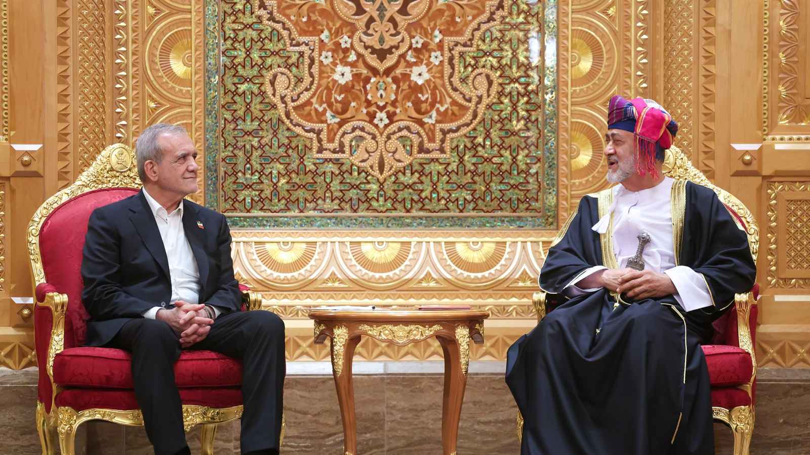 خبراء: مسقط "بوابة دبلوماسية مفتوحة" بين طهران وواشنطن