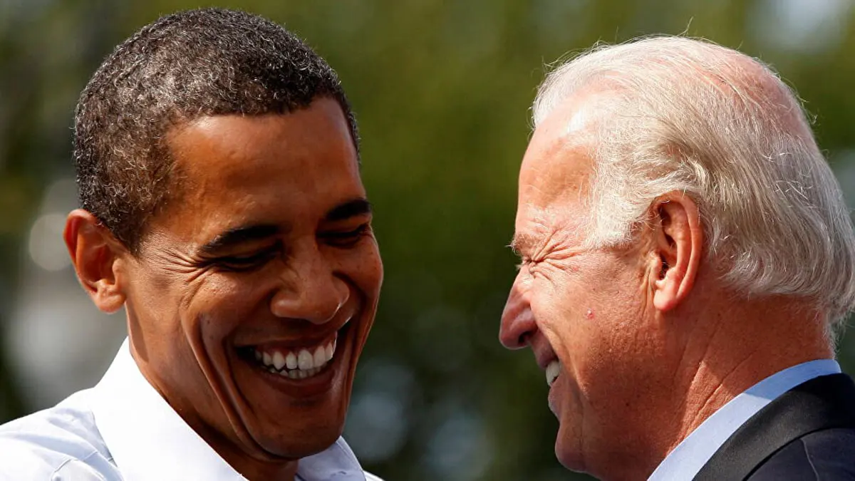 البيت الأبيض يعترف أن بايدن يتشاور بانتظام مع أوباما