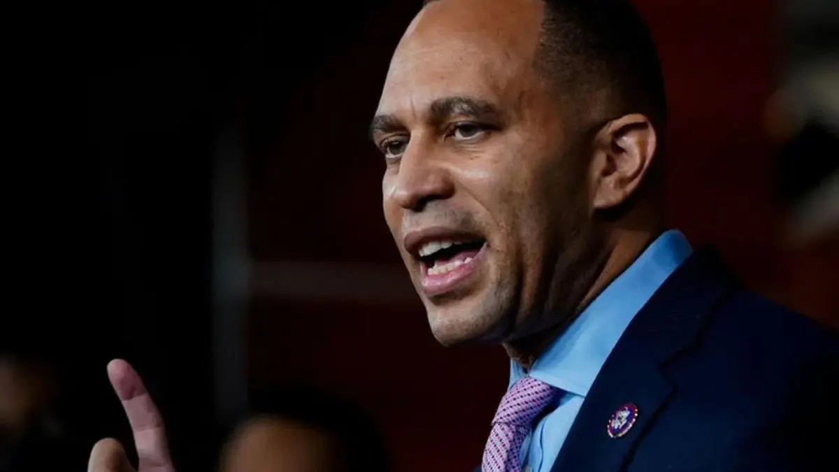 حكيم جيفريز أول رجل أسود يتزعم كتلة في الكونغرس الأمريكي