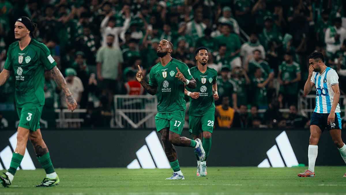 يرغب في الرحيل.. ناد إنجليزي يتحرك لضم نجم الأهلي السعودي 