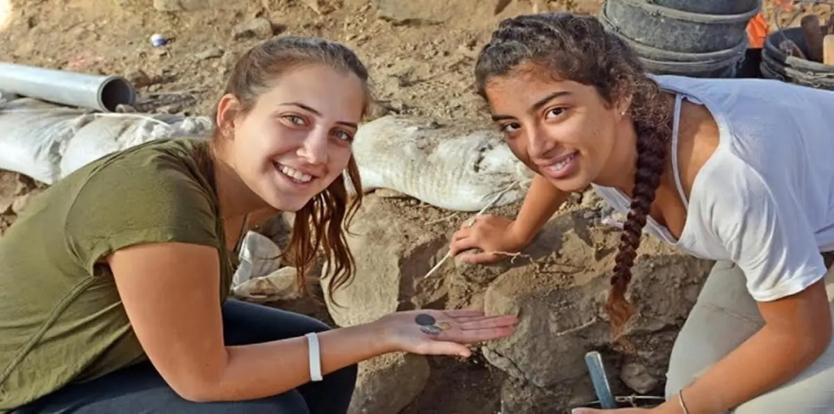 تلاميذ إسرائيليون يعثرون على عملة ذهبية تعود لبداية العصر الإسلامي (صور)
