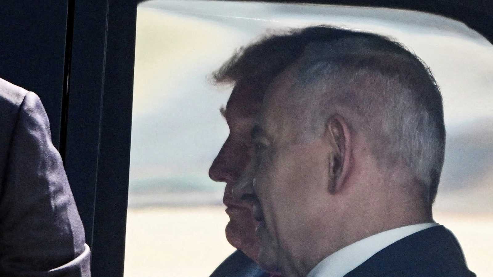 استقلا "الوحش".. نتنياهو وزوجته يخترقان بروتوكولات ترامب (فيديو)