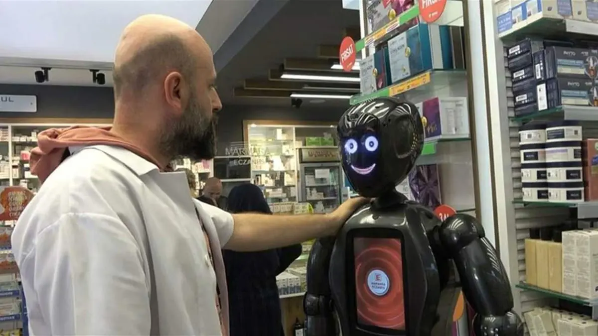 روبوت فني صيدلاني يستقطب الكثيرين من أنحاء تركيا (فيديو)