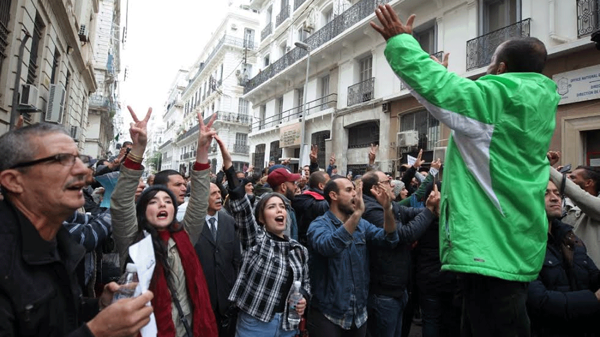 احتجاج متصاعد أمام أكبر محكمة جزائرية بالتزامن مع محاكمة معتقلي "الراية الأمازيغية" (صور)