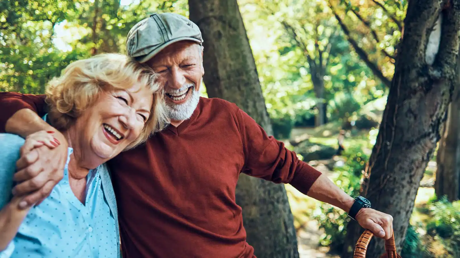 مسنان يذهلان مواقع التواصل بابتسامة و3 إعجابات (فيديو)