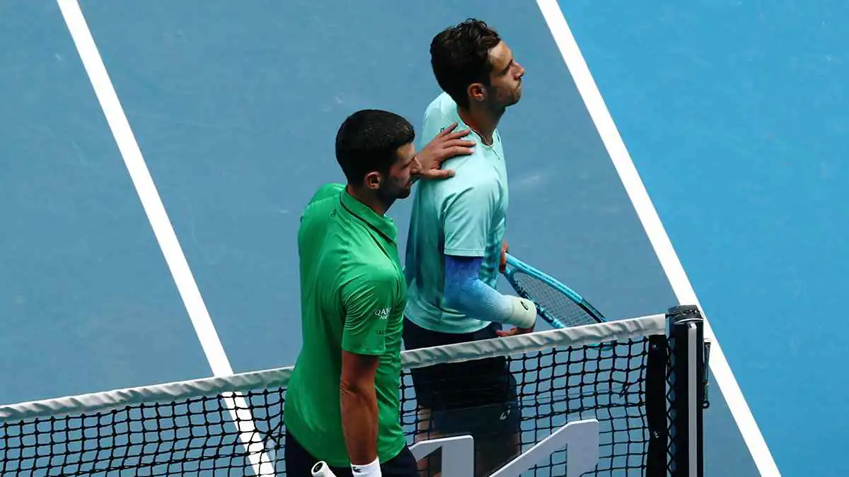 ديوكوفيتش يصعد إلى قبل نهائي ملبورن بارك بعد إصابة موزيتي