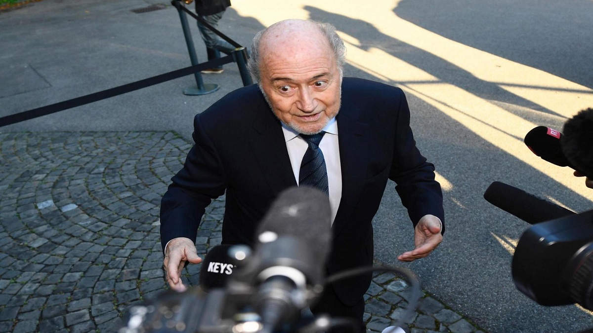 بلاتر يدعو لإيقاف إنفانتينو رئيس الفيفا