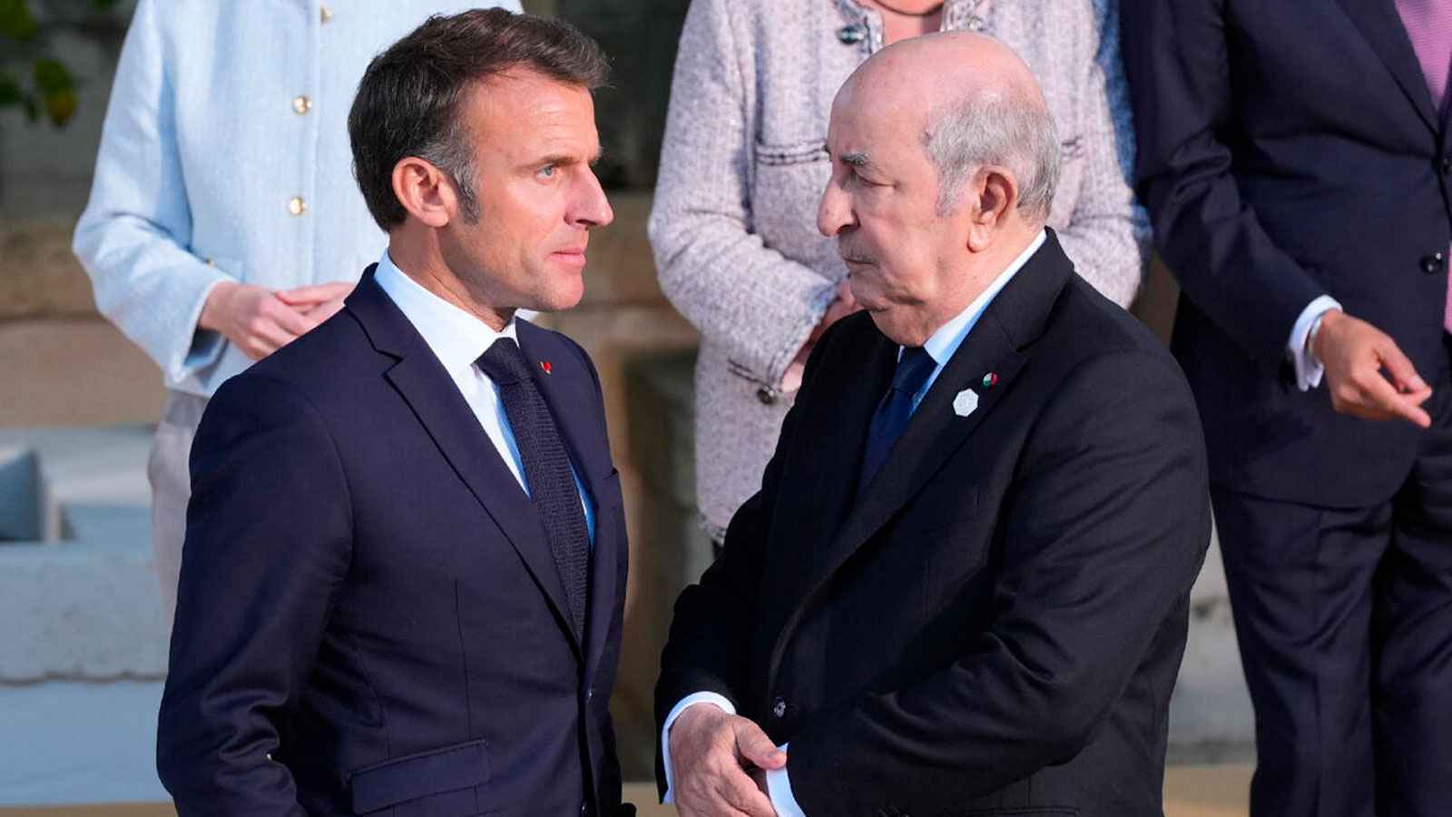 ماكرون يعلن استعداده للحوار مع الرئيس الجزائري حول العلاقات الثنائية