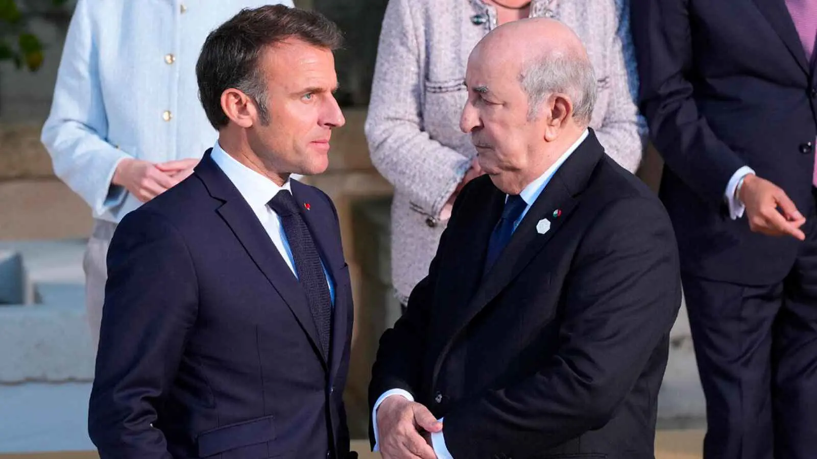ماكرون يعلن استعداده للحوار مع الرئيس الجزائري حول العلاقات الثنائية
