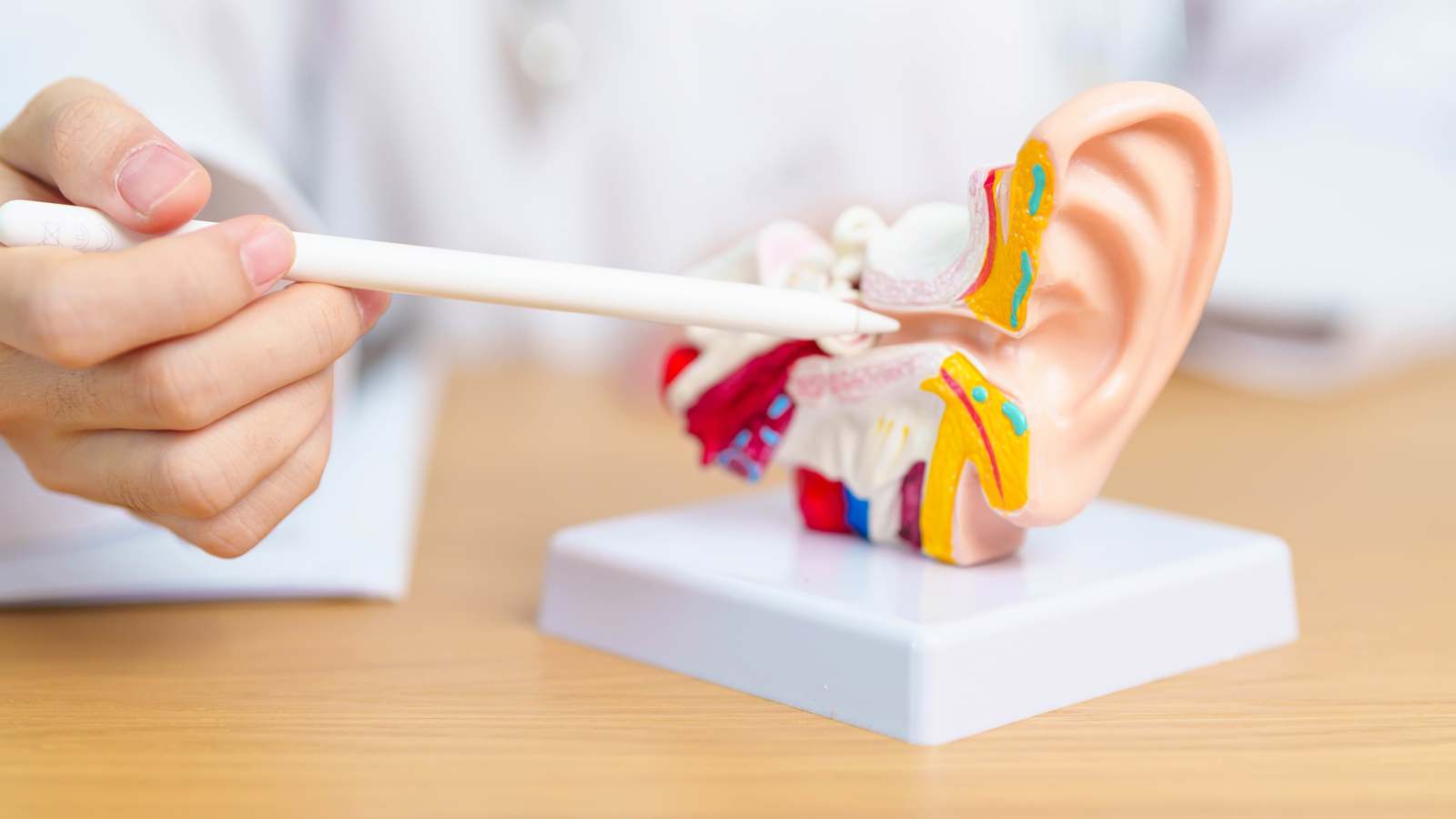 5 طرق آمنة لفتح الأذنين وتخفيف انسدادهما