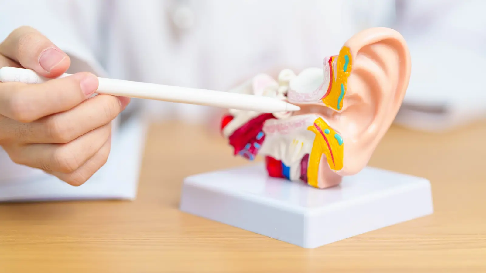 5 طرق آمنة لفتح الأذنين وتخفيف انسدادهما