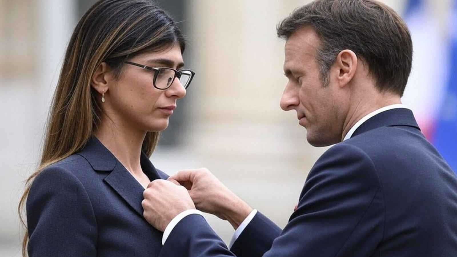 ماكرون يقلد ميا خليفة وسام الشرف.. ما حقيقة الصورة؟ (فيديو)