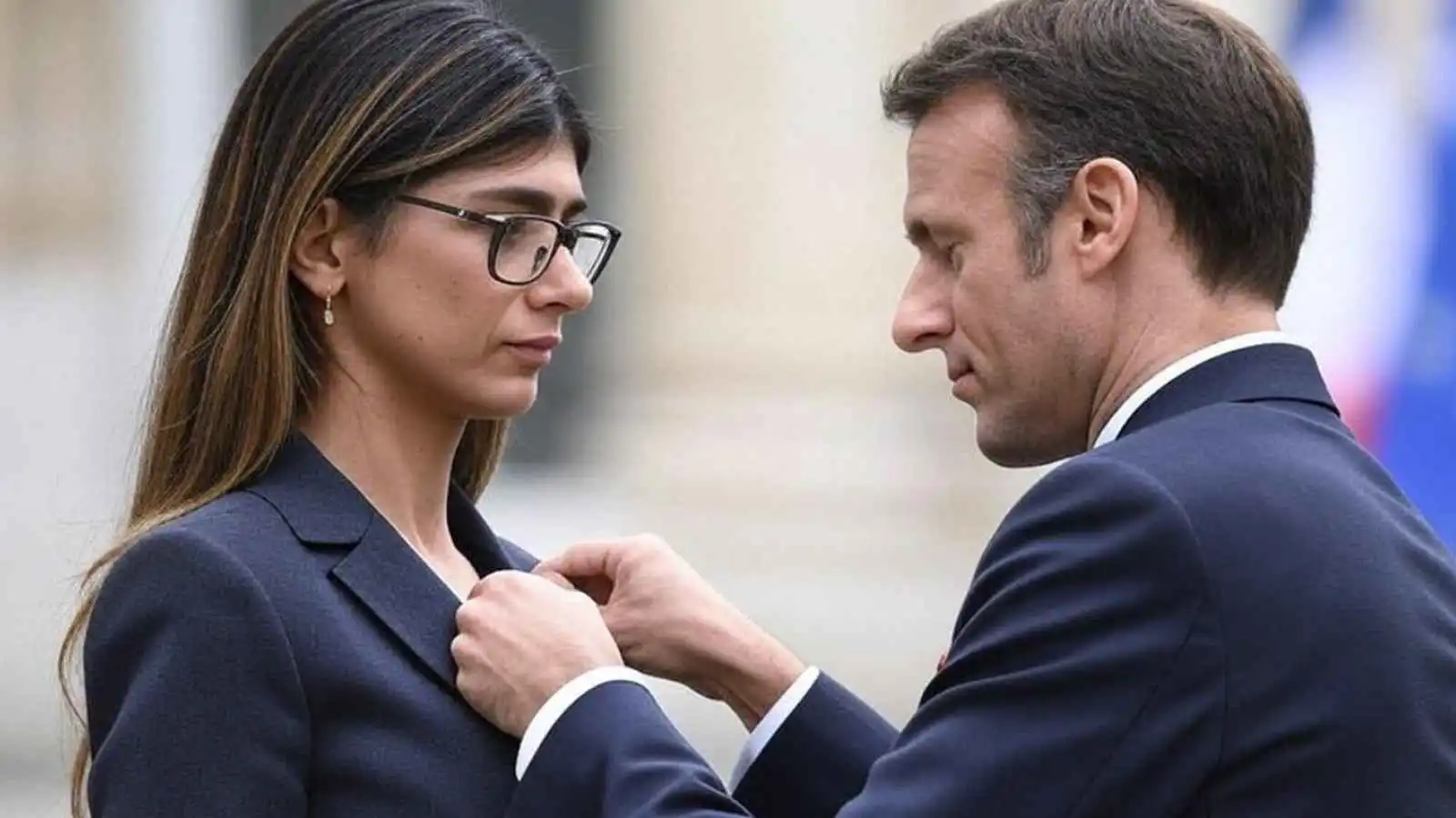 ماكرون يقلد ميا خليفة وسام الشرف.. ما حقيقة الصورة؟ (فيديو)