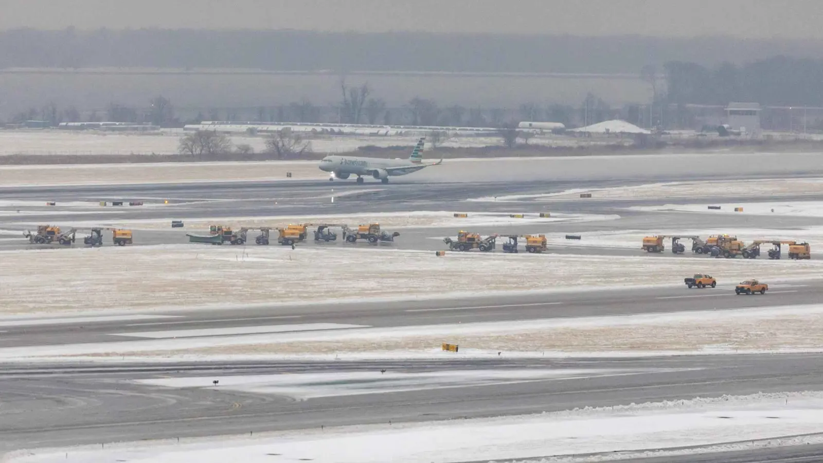 العاصفة الثلجية تشل حركة الطيران في الولايات المتحدة