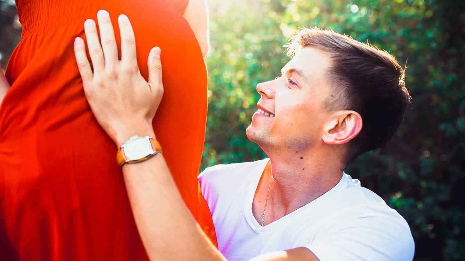 كيف يعزز الزوج علاقته مع الطفل أثناء الحمل؟