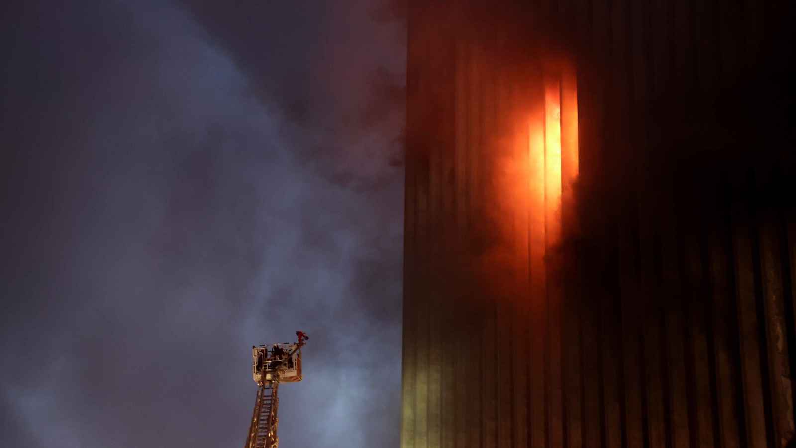 حريق سنترال رمسيس.. النيران تشتعل مجدداً والسلطات تتدخل (فيديو)