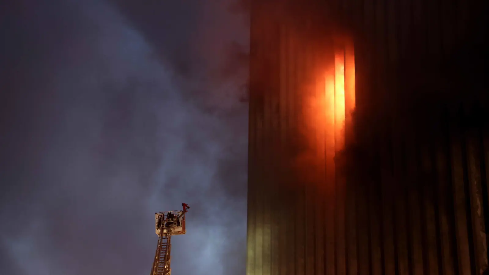 حريق سنترال رمسيس.. النيران تشتعل مجدداً والسلطات تتدخل (فيديو)