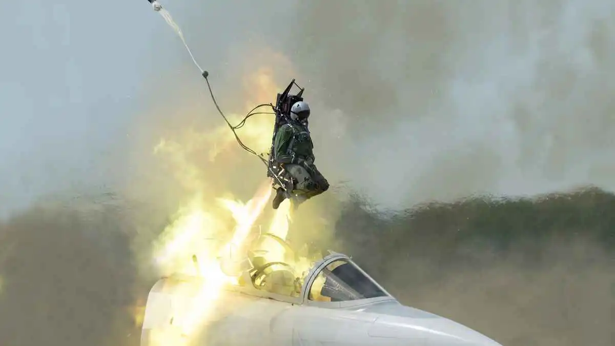 بين الحياة والموت.. ماذا يواجه الطيار عند القفز الاضطراري؟