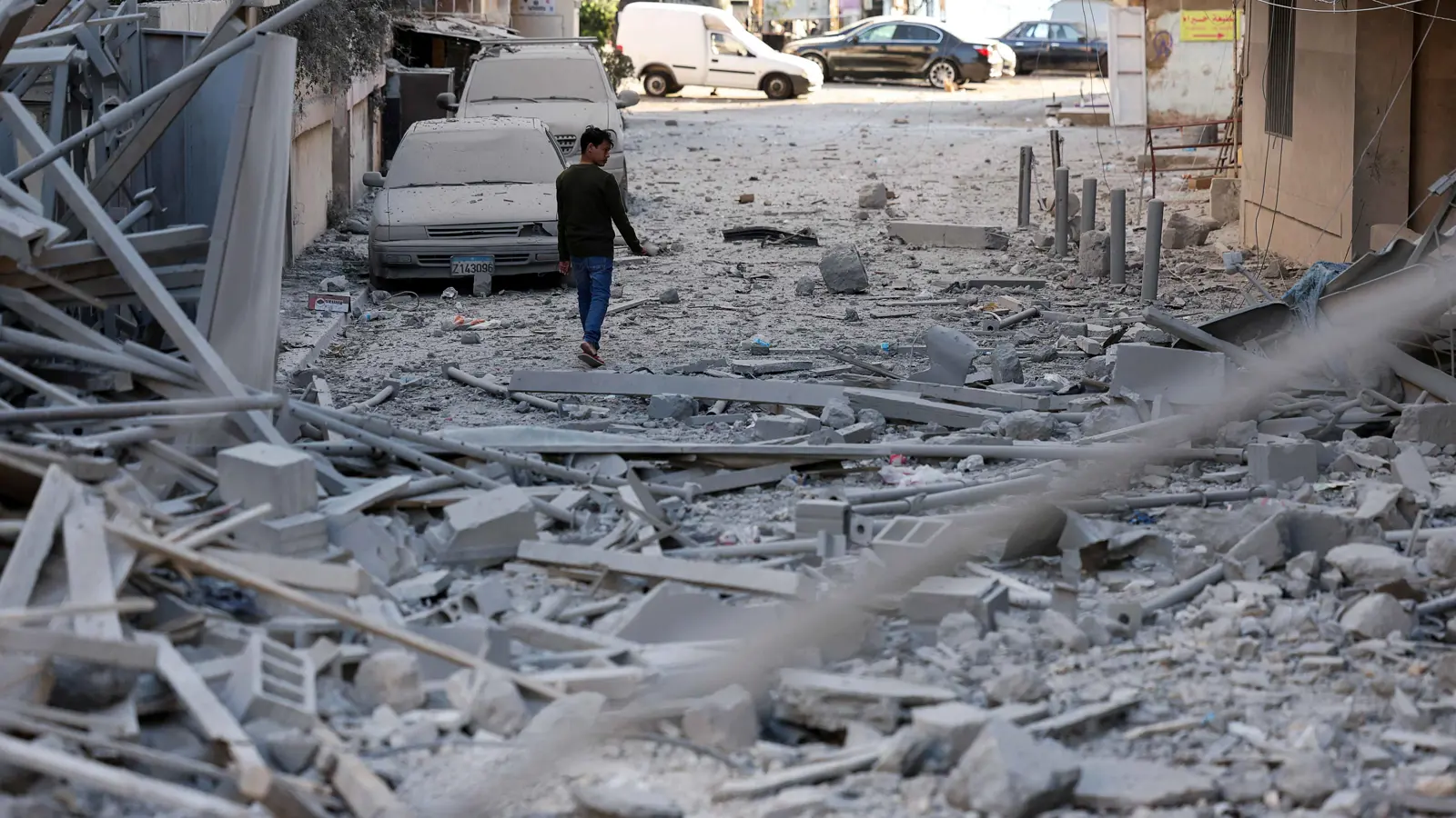 مخاوف من الأسوأ.. الحرب تحول صور اللبنانية إلى "مدينة أشباح" (فيديو)