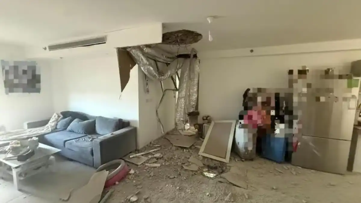 تضرر مباني إسرائيلية جراء إصابتها بصواريخ إيرانية