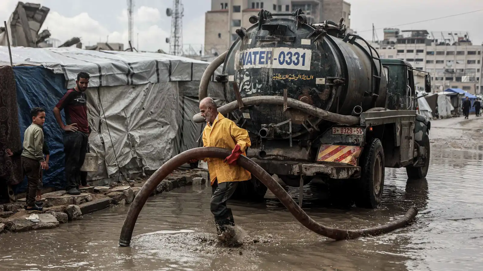 المياه تغمر مخيمات غزة و"حماس" تطالب بتحرك عاجل (فيديو وصور)