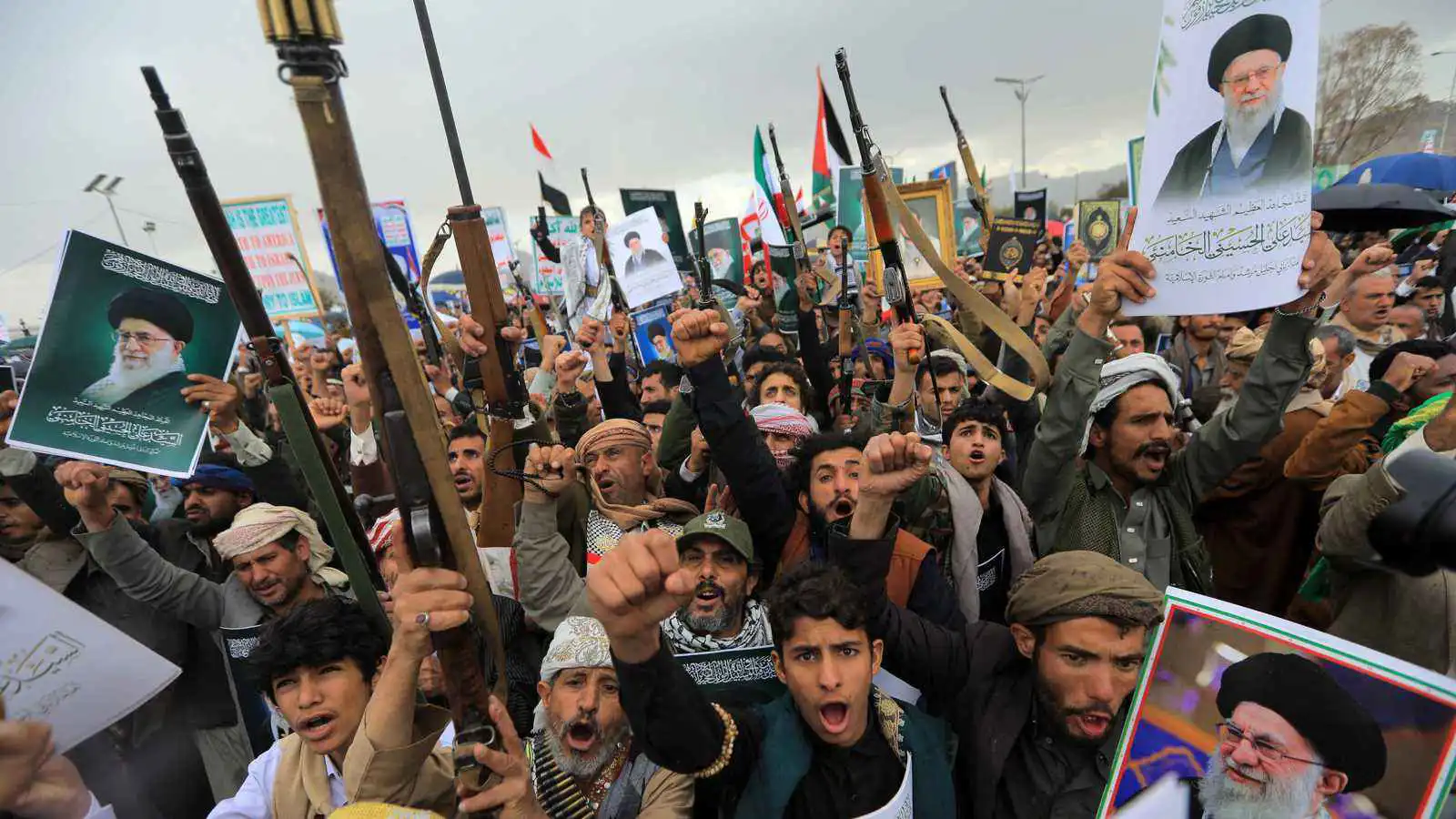 "آخر الوكلاء".. إيران تدفع بورقة الحوثيين بعد شهر من الحرب