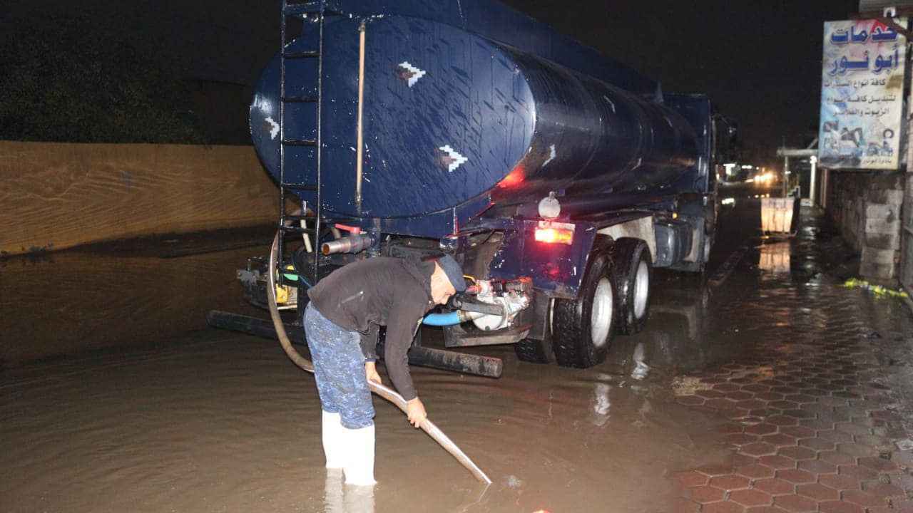 أمطار غزيرة تغرق شوارع بغداد ومحافظات عراقية (فيديو)