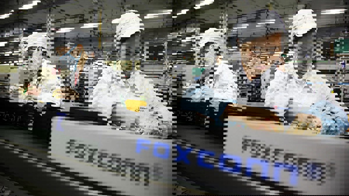 الفوضى تضرب أكبر مصنع لهواتف أيفون في العالم