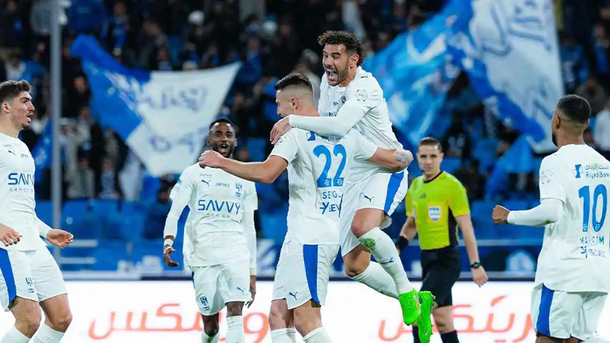 الهلال السعودي ينقض على نجم الفتح