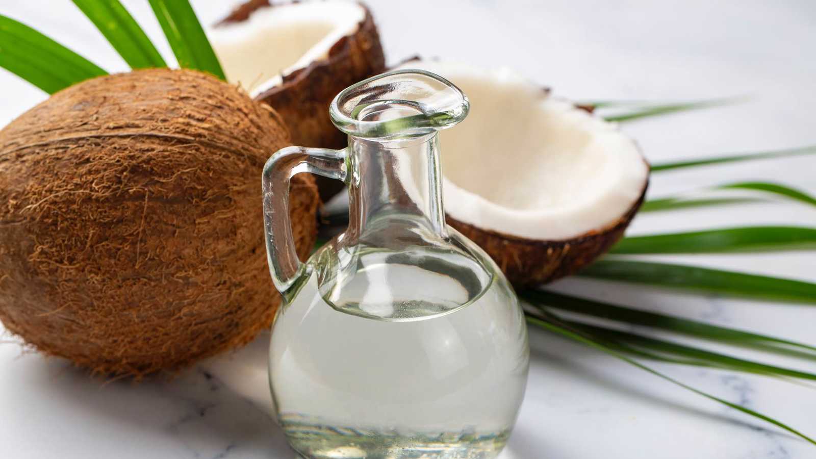 زيت جوز الهند.. مخاطره تفوق سمعته الصحية