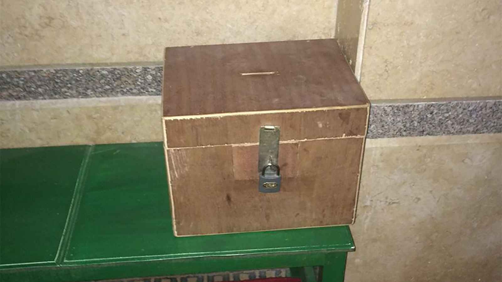 عصابة تسرق صندوق تبرعات في العراق (فيديو)