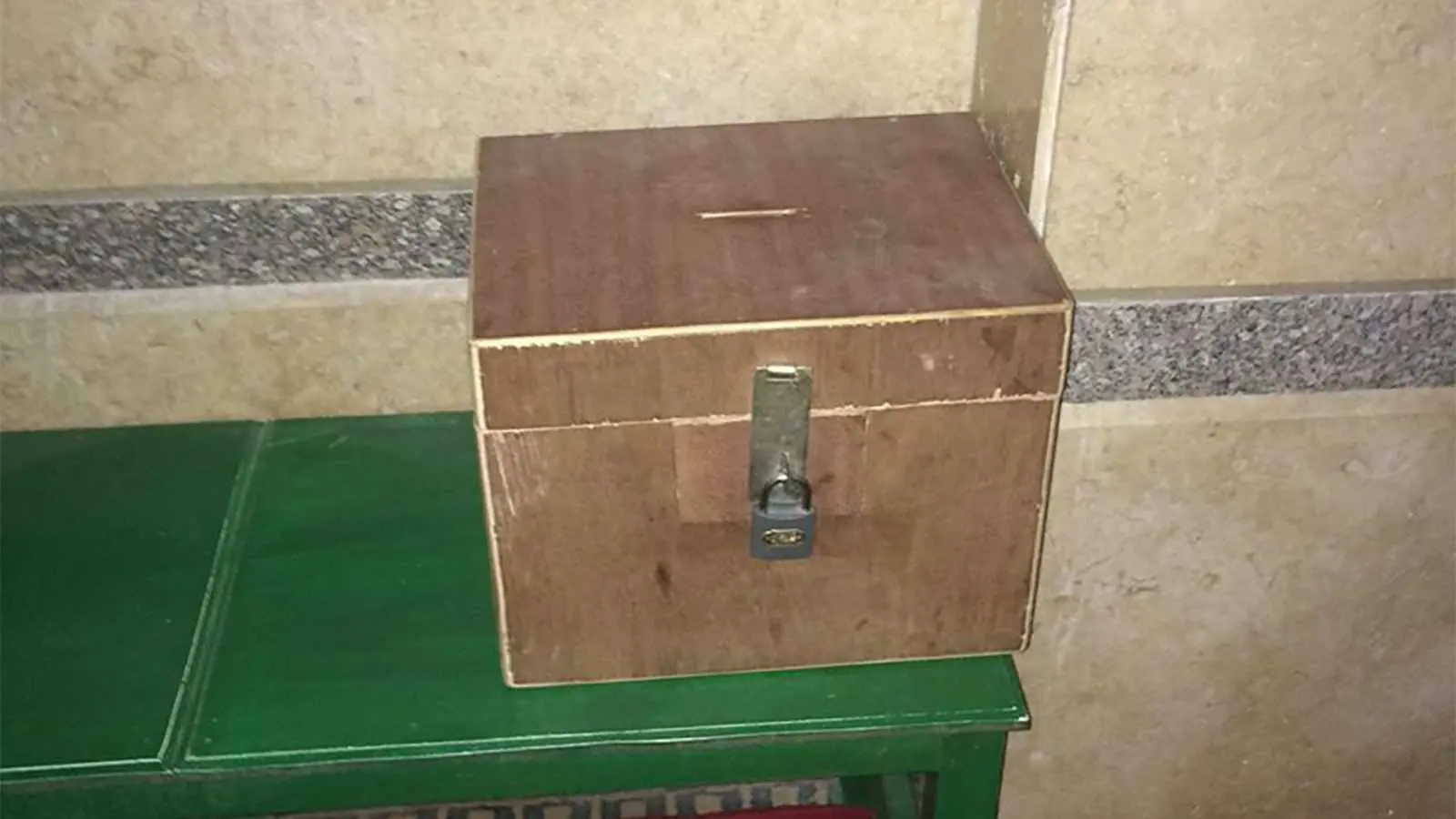 عصابة تسرق صندوق تبرعات في العراق (فيديو)