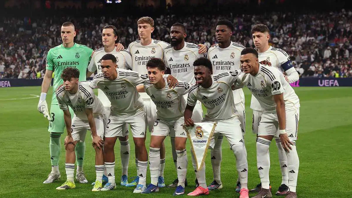 ما حقيقة صورة صلاة لاعبي ريال مدريد داخل غرفة الملابس قبل مباراة بايرن ميونخ؟