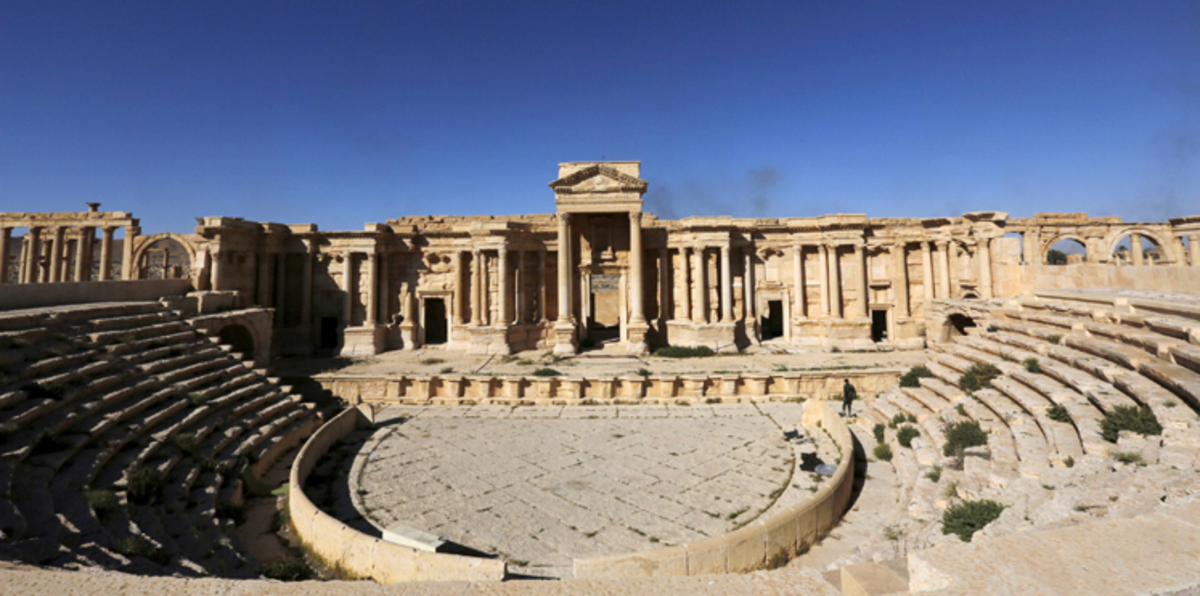 داعش يدمّر واجهة المسرح الروماني وأعمدة الترابيلون في تدمر (صورة)