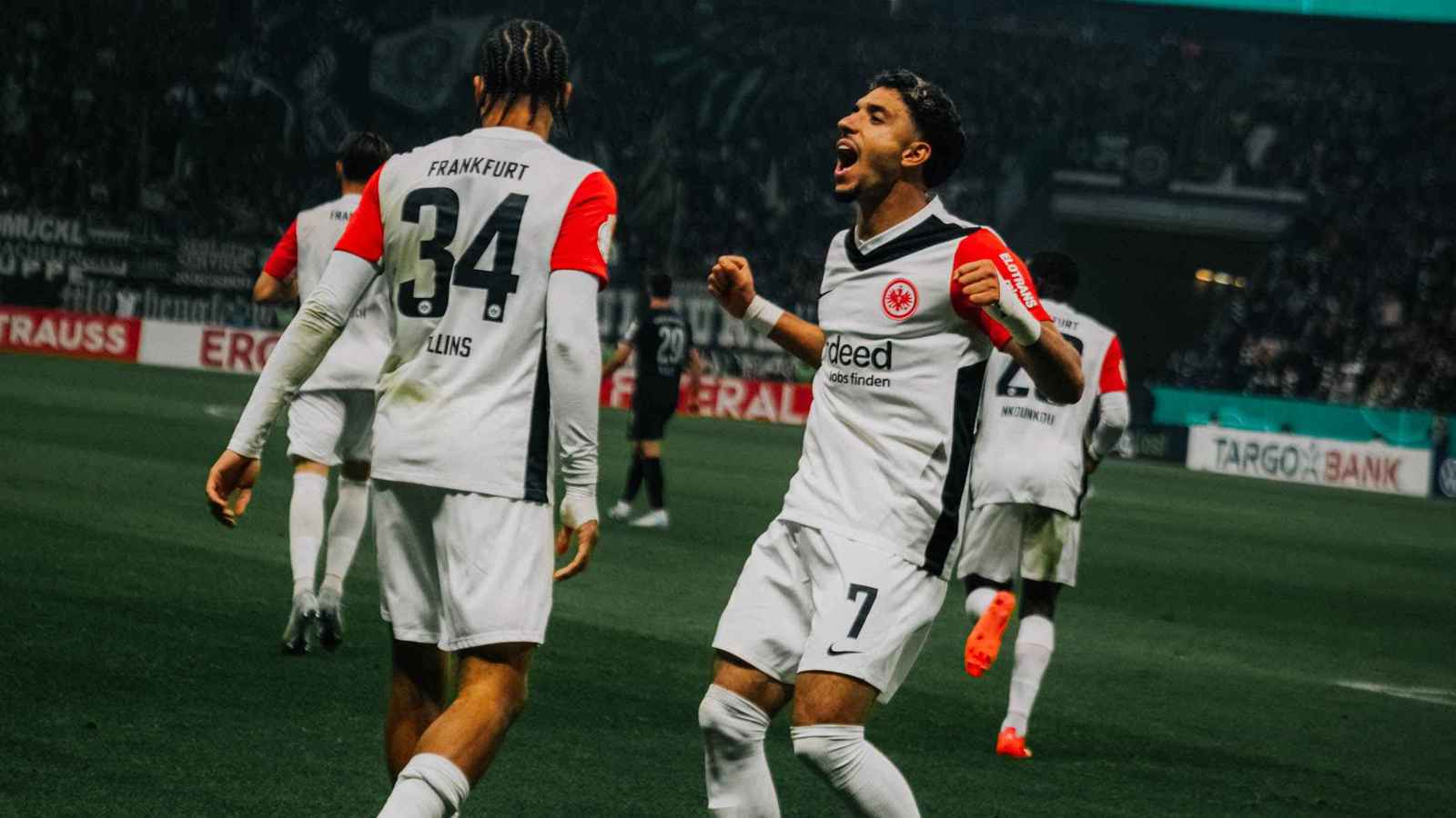 ارتدى قناعا.. احتفال غريب من عمر مرموش بعـد هدف رائع (فيديو)