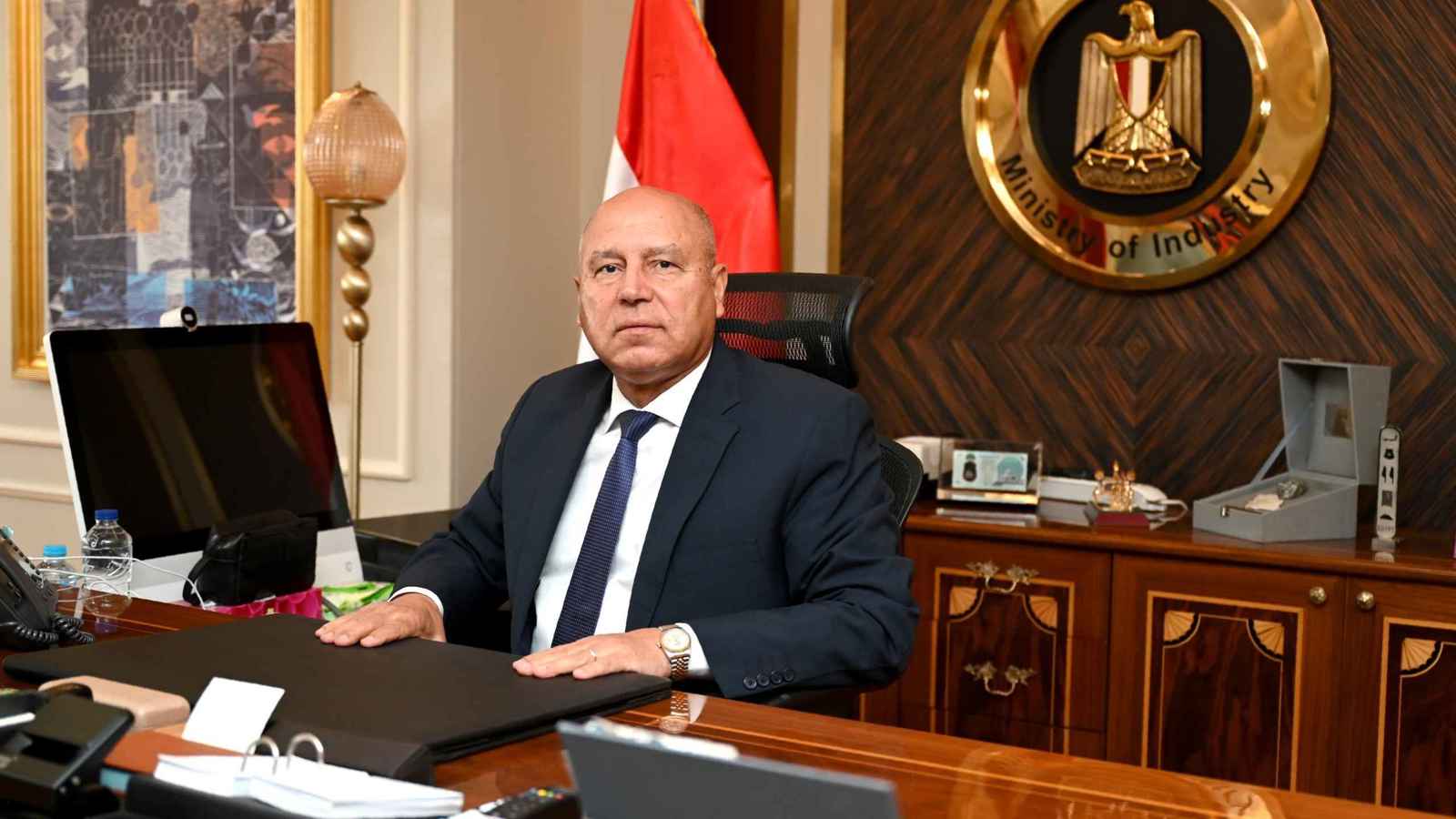 وزير النقل المصري يُقيل مسؤولًا على الهواء مباشرة