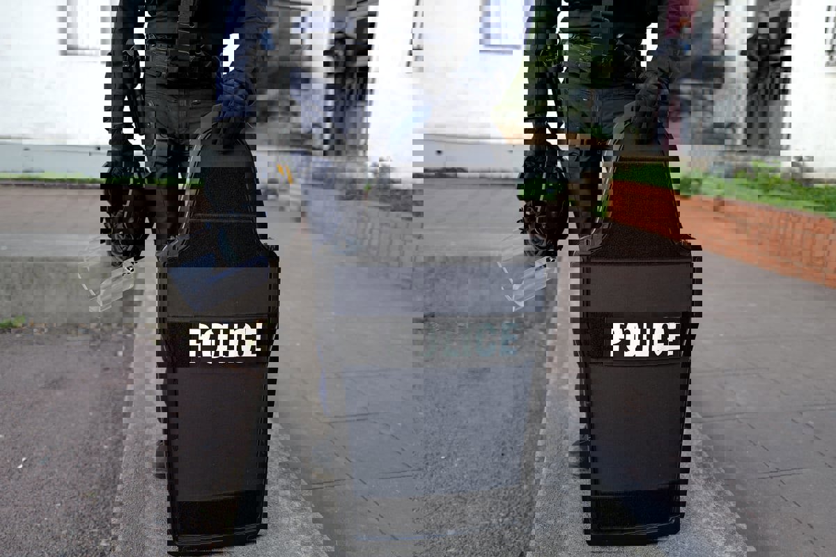 سوداني ينقضّ على الشرطة الفرنسية بـ"سكين جزار"