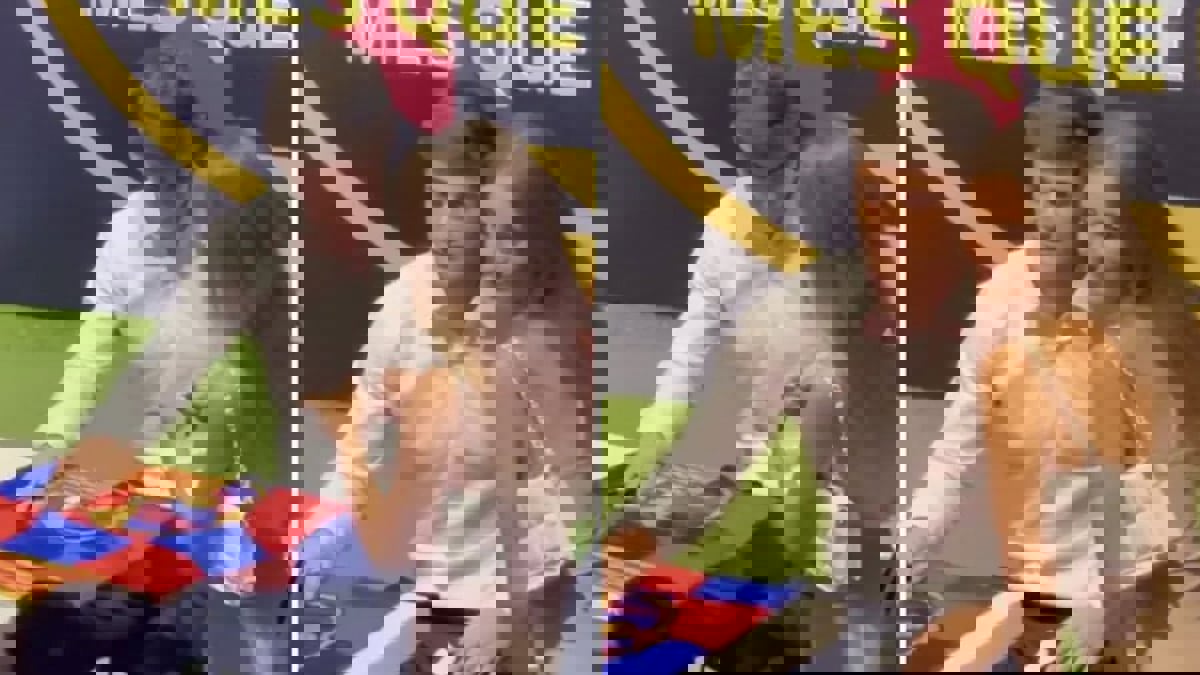 الكشف عن محتوى الورقة التي منحتها فتاة حسناء لجافي نجم برشلونة في حفل تجديد عقده