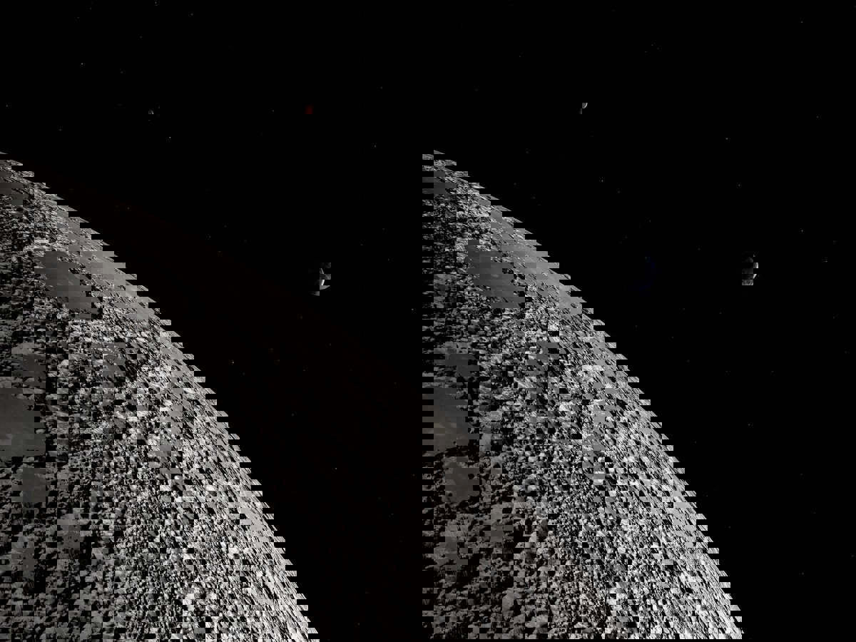 الصين تطلق أول مهمة في العالم لاستكشاف جانب القمر البعيد