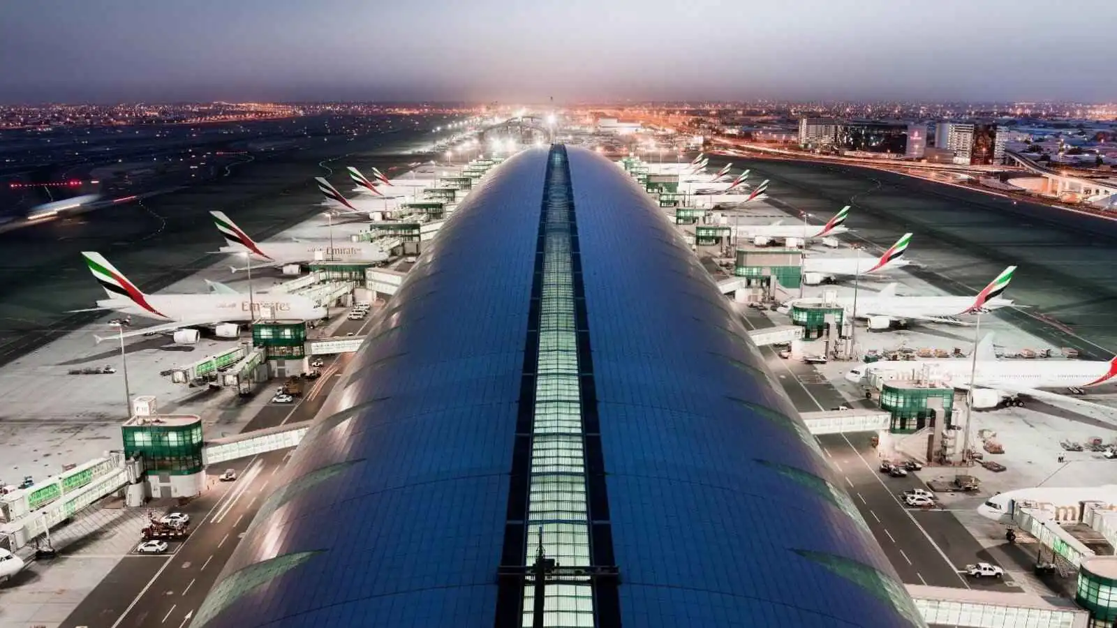 كإجراء احترازي.. تعليق حركة الطيران مؤقتًا في مطار دبي