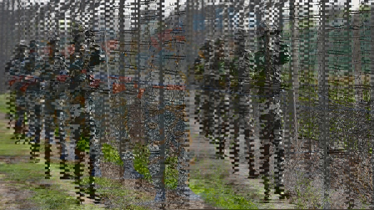 باكستان تُنشئ ملاجئ تحت الأرض على حدود "كشمير"